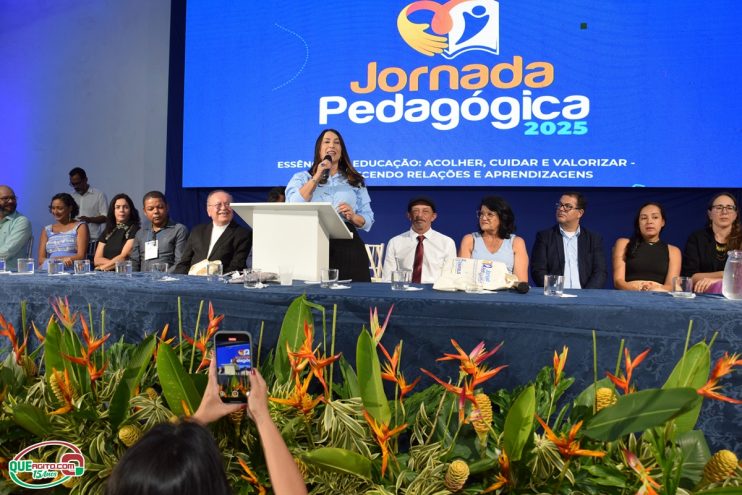 Abertura da Jornada Pedagógica reúne mais de mil e quinhentos profissionais da educação em Eunápolis 98