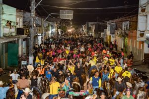 Centenas de cavaleiros e amazonas lotam as ruas de Canavieiras, durante a 1ª edição da Cavalgada do Litoral 1