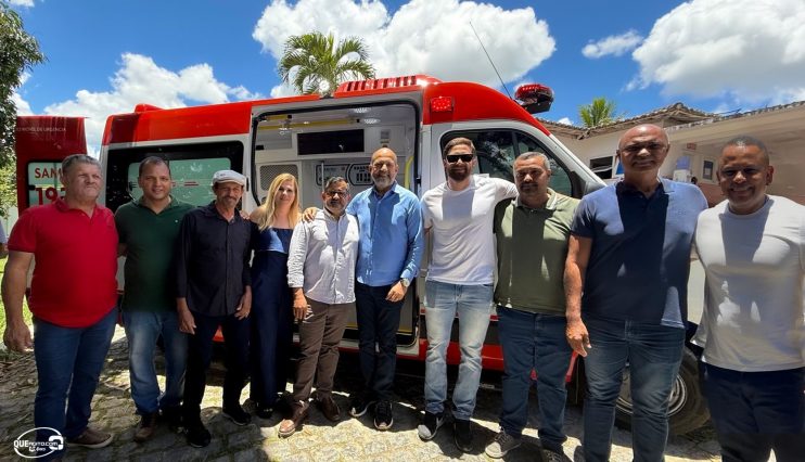 Prefeito Robério Oliveira entrega nova ambulância para o SAMU Eunápolis 61