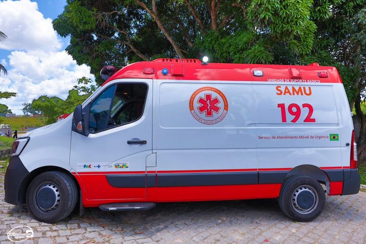 Prefeito Robério Oliveira entrega nova ambulância para o SAMU Eunápolis 65