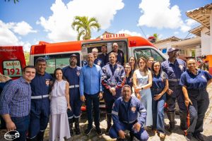 Prefeito Robério Oliveira entrega nova ambulância para o SAMU Eunápolis 2