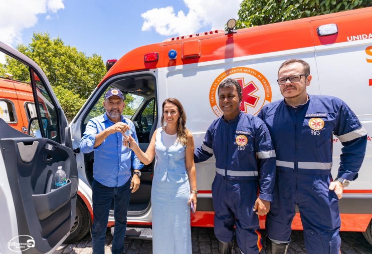 Prefeito Robério Oliveira entrega nova ambulância para o SAMU Eunápolis 70