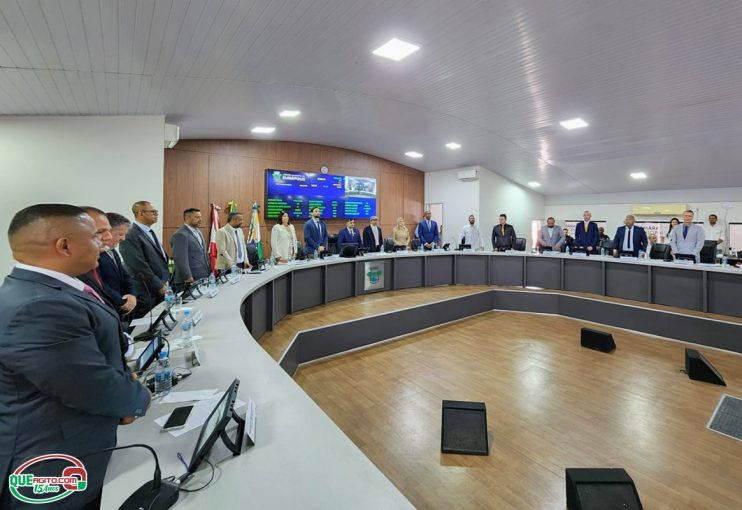 Sessão de abertura do ano legislativo reúne autoridades dos três Poderes na Câmara de Eunápolis 32