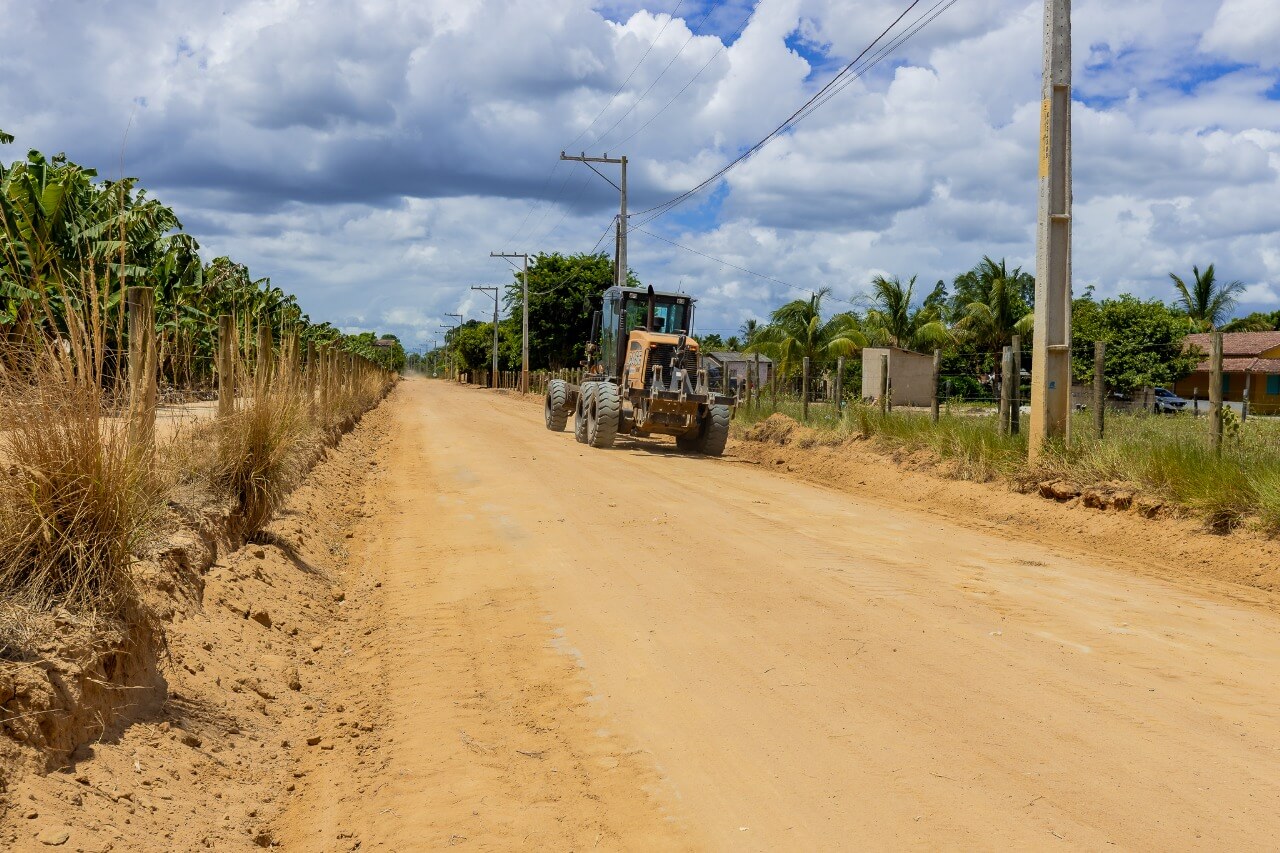 Prefeitura inicia recuperação das estradas da zona rural de Eunápolis 7