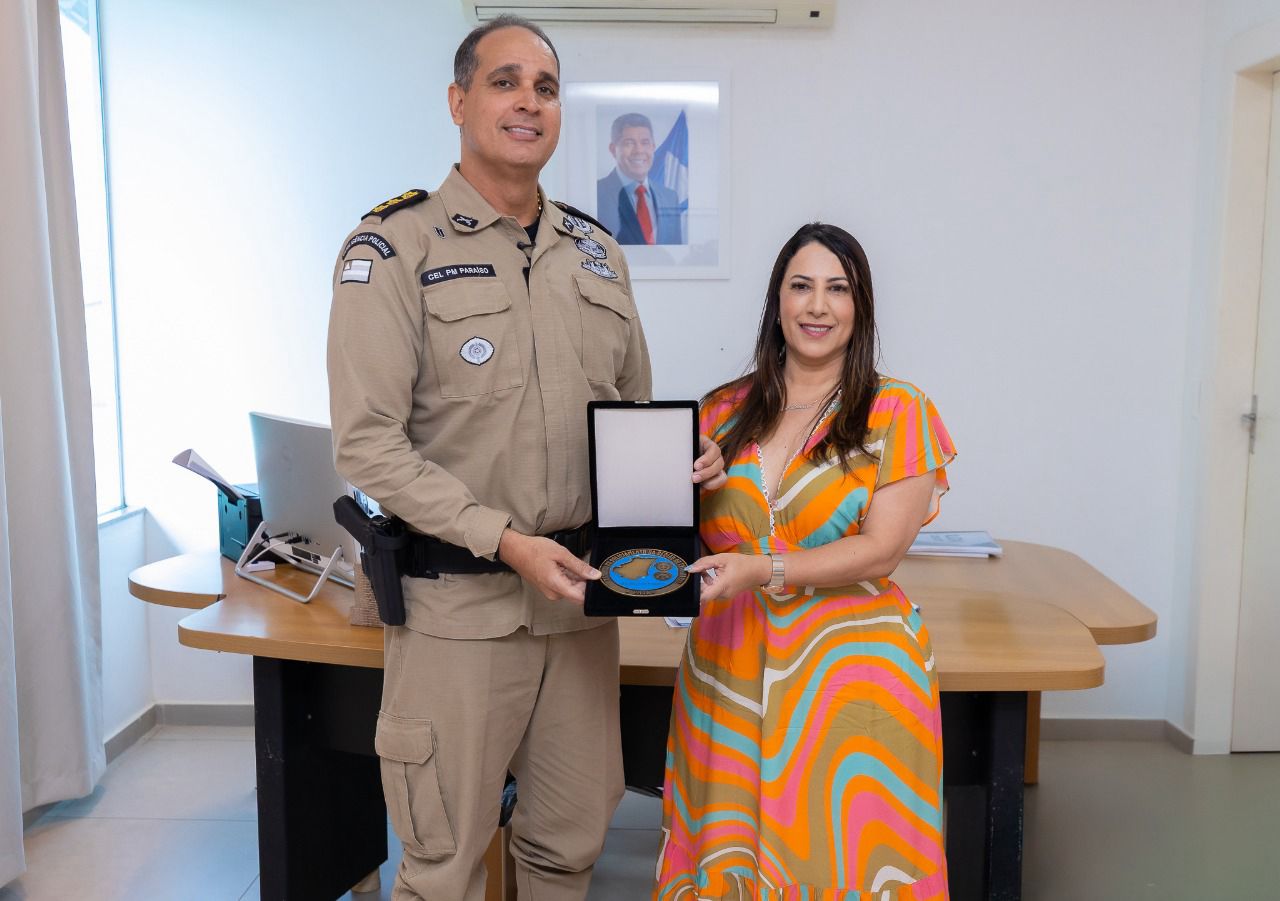 Deputada Estadual Cláudia Oliveira e o prefeito de Eunápolis, Robério Oliveira, são homenageados com medalha comemorativa pelos 200 anos da Polícia Militar da Bahia 8