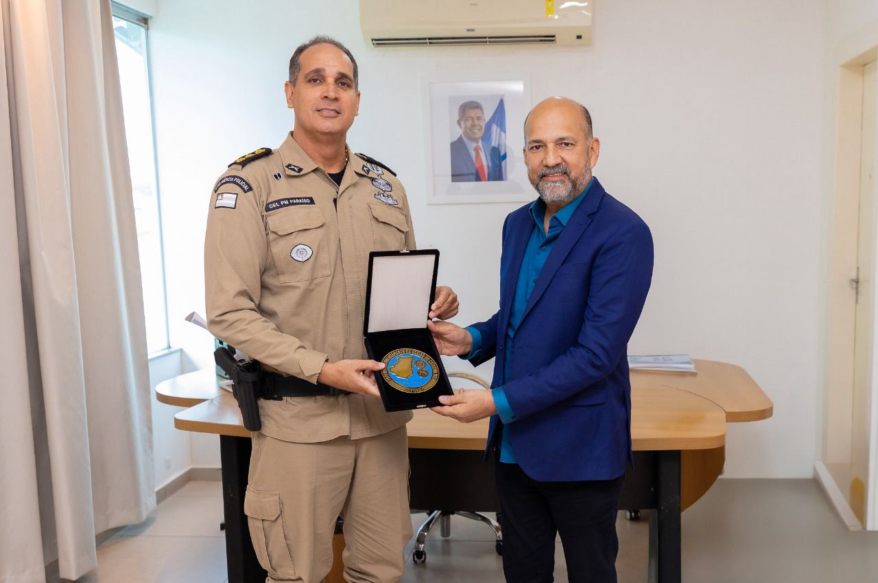 Deputada Estadual Cláudia Oliveira e o prefeito de Eunápolis, Robério Oliveira, são homenageados com medalha comemorativa pelos 200 anos da Polícia Militar da Bahia 7