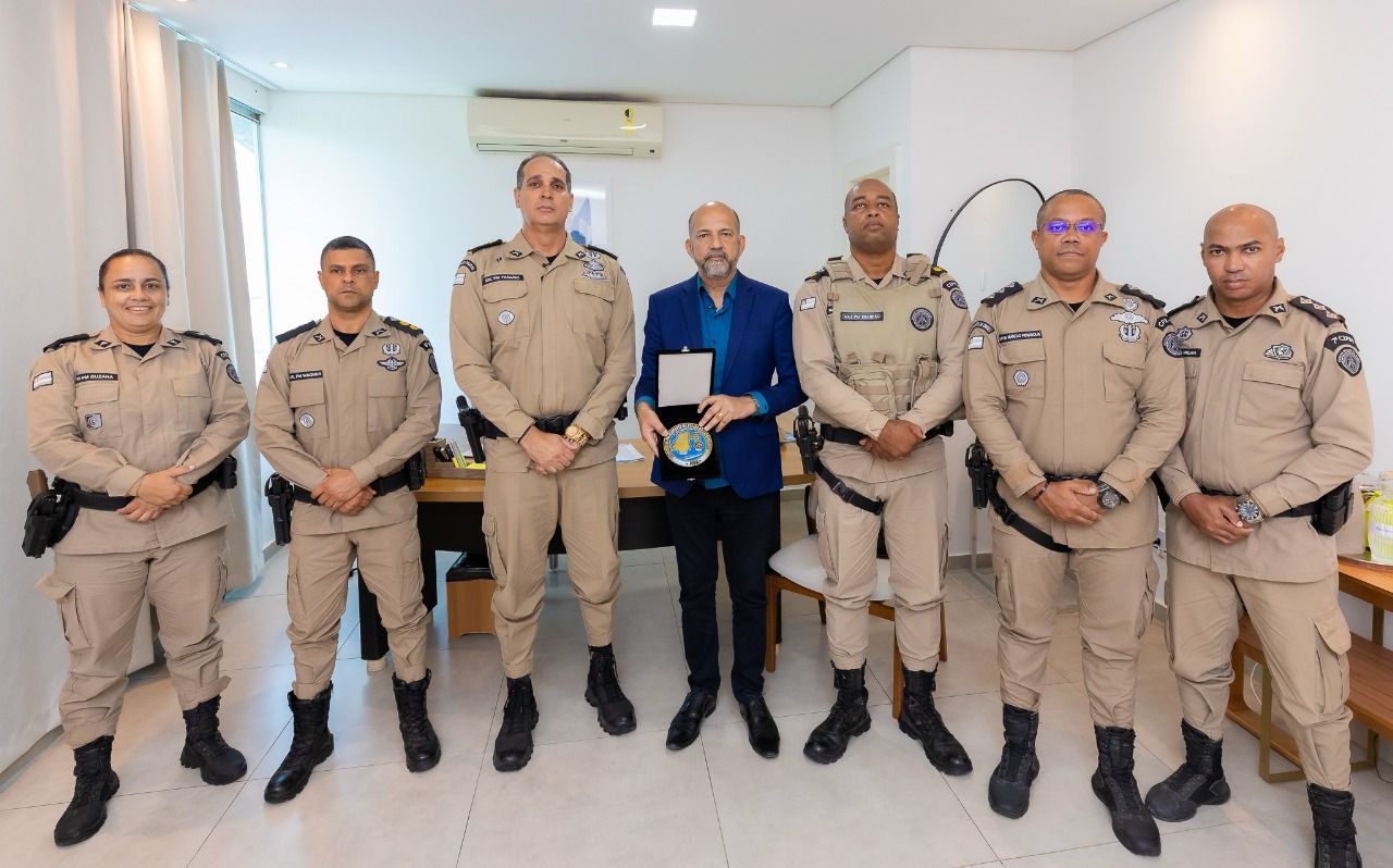 Deputada Estadual Cláudia Oliveira e o prefeito de Eunápolis, Robério Oliveira, são homenageados com medalha comemorativa pelos 200 anos da Polícia Militar da Bahia 6