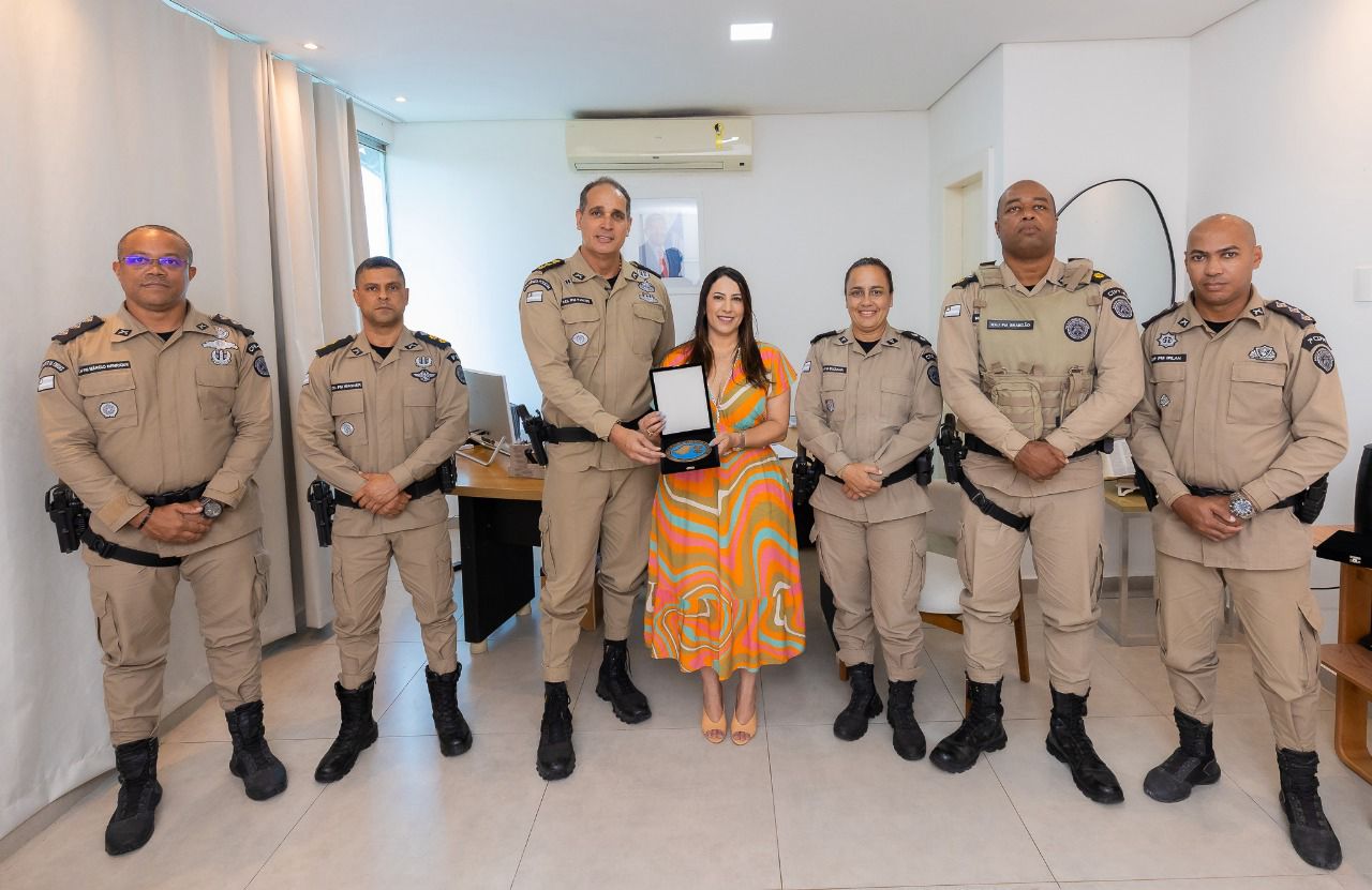 Deputada Estadual Cláudia Oliveira e o prefeito de Eunápolis, Robério Oliveira, são homenageados com medalha comemorativa pelos 200 anos da Polícia Militar da Bahia 5