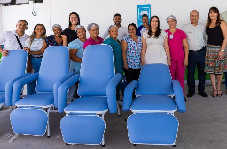 Parceria entre Prefeitura e Naturaves garante a entrega de 50 poltronas reclináveis e 5 aparelhos de ar-condicionado para o Hospital Regional 13