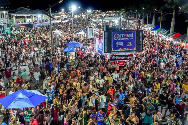 Tonho Matéria marca sábado de folia em Porto Seguro com o melhor do axé 23