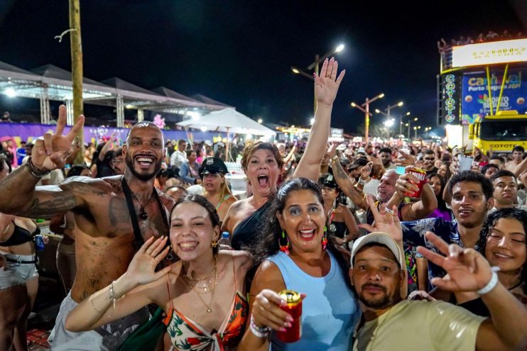 Tonho Matéria marca sábado de folia em Porto Seguro com o melhor do axé 12