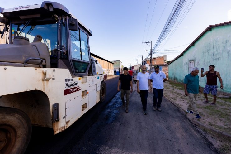 Prefeito Robério Oliveira vistoria início da pavimentação na Rua dos Navegantes em Eunápolis 19