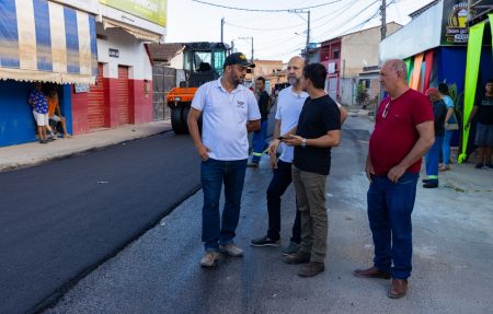 Prefeito Robério Oliveira vistoria início da pavimentação na Rua dos Navegantes em Eunápolis 4