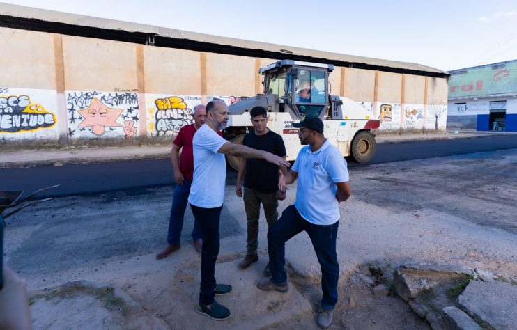 Prefeito Robério Oliveira vistoria início da pavimentação na Rua dos Navegantes em Eunápolis 18