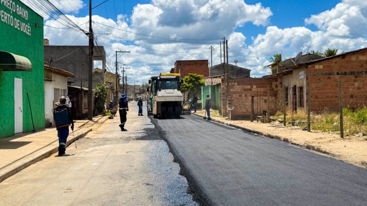 Prefeito Robério Oliveira vistoria início da pavimentação na Rua dos Navegantes em Eunápolis 14