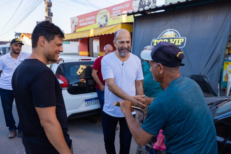 Prefeito Robério Oliveira vistoria início da pavimentação na Rua dos Navegantes em Eunápolis 13