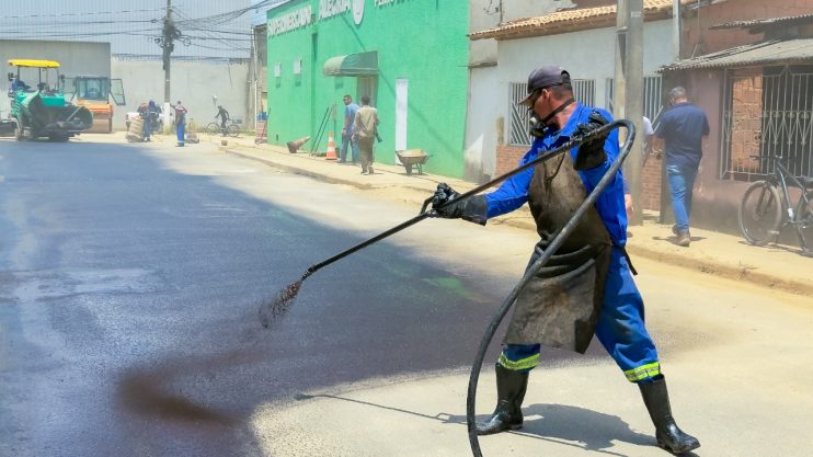 Prefeito Robério Oliveira vistoria início da pavimentação na Rua dos Navegantes em Eunápolis 15