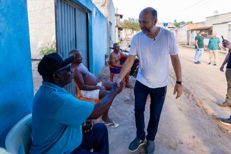 Prefeito Robério Oliveira vistoria início da pavimentação na Rua dos Navegantes em Eunápolis 10