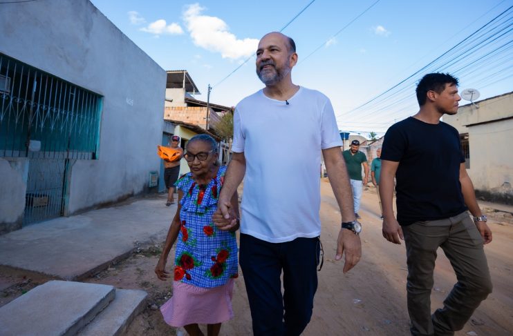 Prefeito Robério Oliveira vistoria início da pavimentação na Rua dos Navegantes em Eunápolis 11