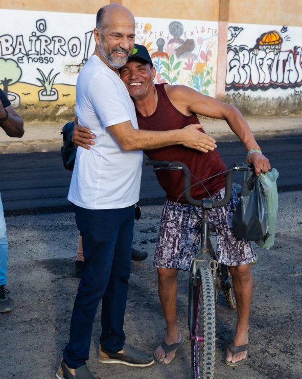 Prefeito Robério Oliveira vistoria início da pavimentação na Rua dos Navegantes em Eunápolis 9