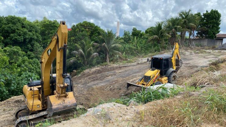 Prefeitura de Eunápolis realiza grande obra de drenagem na Rua África, no Dinah Borges 16