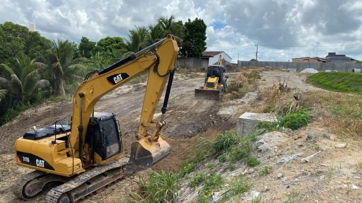 Prefeitura de Eunápolis realiza grande obra de drenagem na Rua África, no Dinah Borges 20