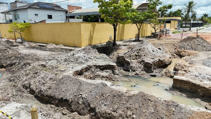 Prefeitura de Eunápolis realiza grande obra de drenagem na Rua África, no Dinah Borges 13